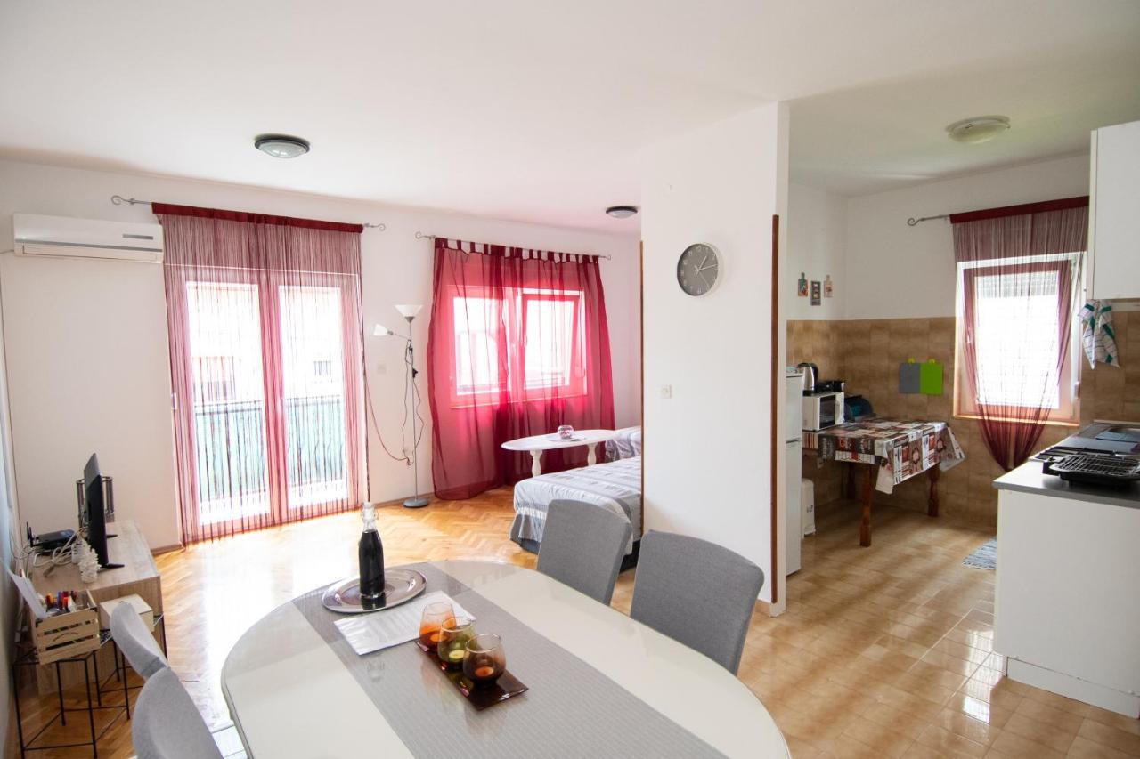 Apartmani Ivana คาชเตลา ภายนอก รูปภาพ